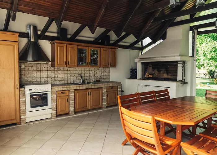 Luxury Traditional Villa Khiliodhendron